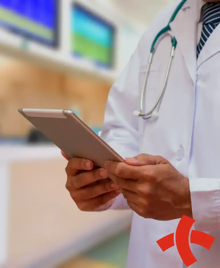 Lekarz trzymający tablet w&nbsp;ręku