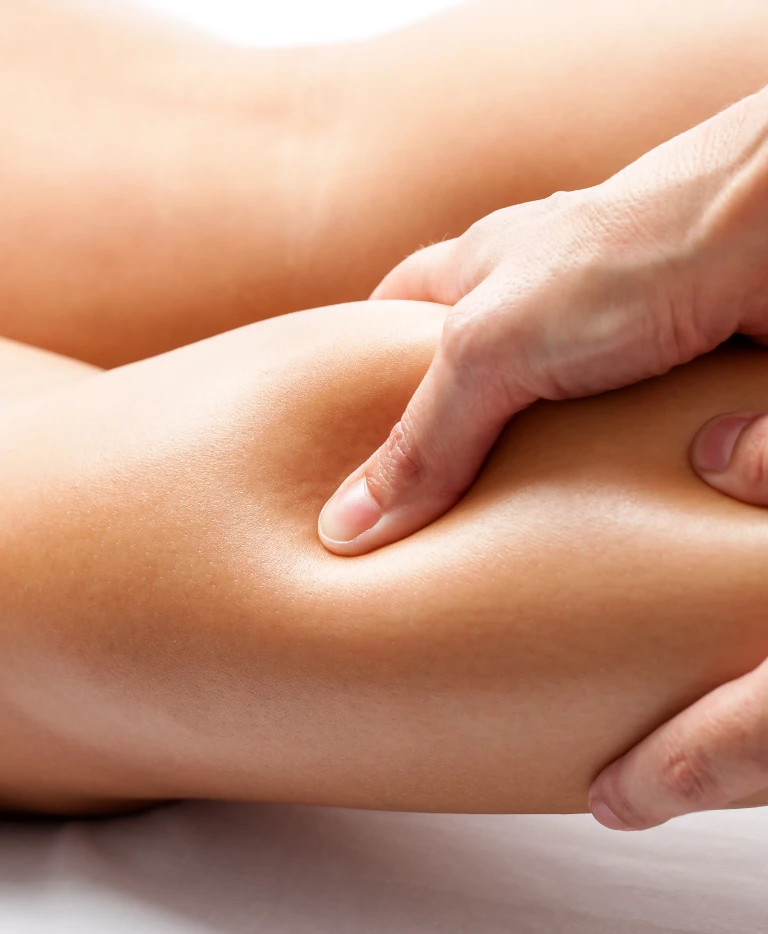 Masowanie mięśni w&nbsp;nodze