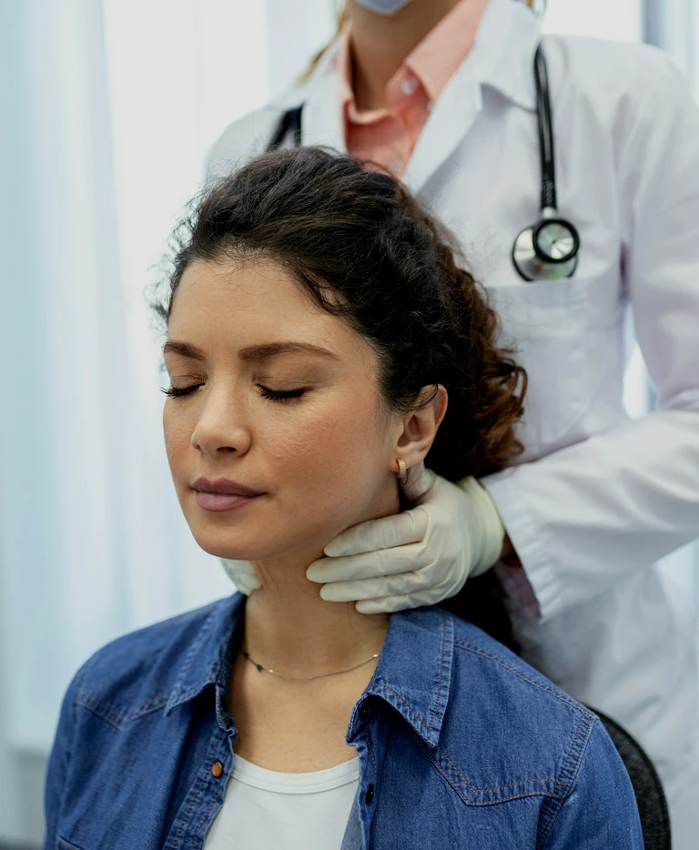 Badanie tarczycy przez lekarza