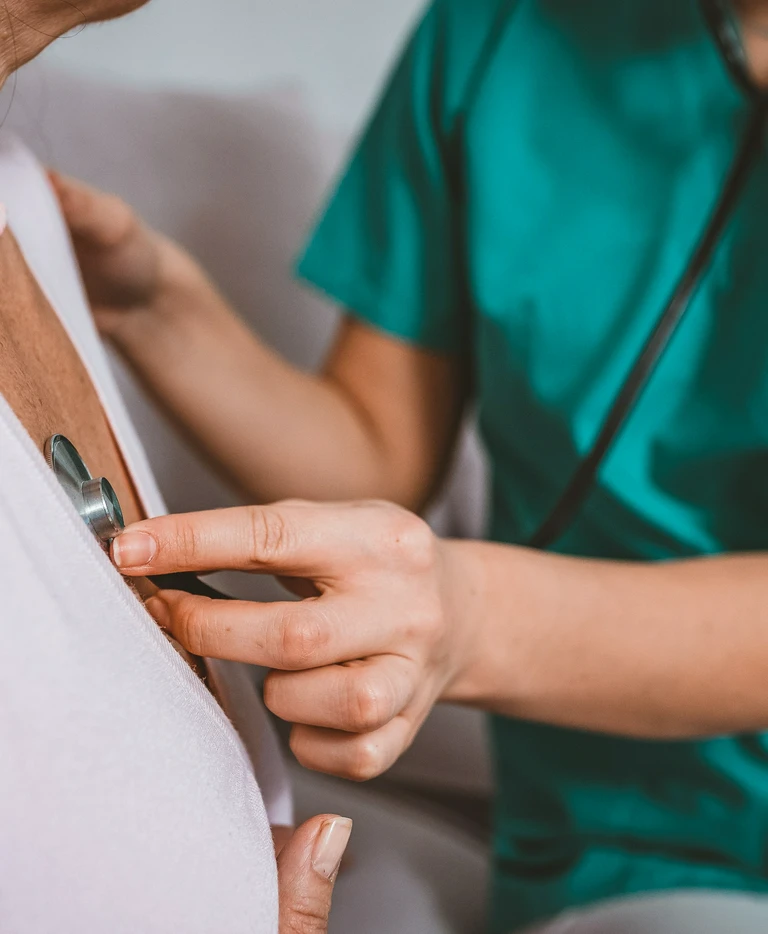 Badanie pulmonologiczne pacjenta przez lekarkę