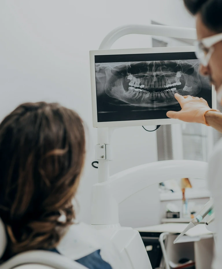 Pokazywanie pacjentowi wyniku RTG zębów